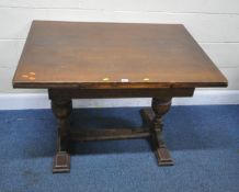 AN EARLY 20TH CENTURY OAK DRAW LEAF DINING TABLE, raised on bulbous supports, united by a stretcher,
