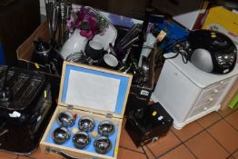 ONE BOX AND LOOSE MISCELLANEOUS ITEMS to include a cased pétanque set, a De'Longhi toaster and