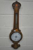 A 20TH CENTURY BANJO BAROMETER, with a thermometer, over a convex glass door, that’s enclosing a 9