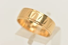 AN 18CT GOLD BAND RING, a yellow gold flat profile band ring with stepped edge and patterned detail,