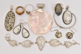 AN ASSORTMENT OF JEWELLERY, to include a large mother of pearl and white metal pendant, a hard stone