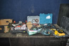 A TRAY CONTAINING POWER TOOLS including a DeWalt DCD925 18v drill with one battery and charger (