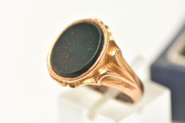 A 15CT GOLD SIGNET RING, a large oval form signet ring, inlay set with bloodstone, scrolling