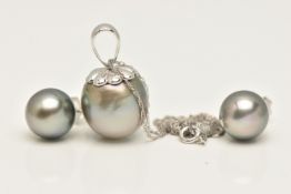 A WHITE METAL CULTURED PEARL PENDANT NECKLACE AND A PAIR OF CULTURED PEARL EARRINGS, the pendant