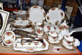 A GROUP OF ROYAL ALBERT 'OLD COUNTRY ROSES' CERAMICS, to include a moulded handle cake plate, five
