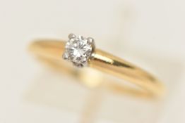 AN 18CT GOLD SINGLE STONE DIAMOND RING, a round brilliant cut diamond, approximate total carat
