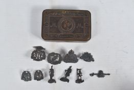 A WWI 1914 PRINCESS MARY TIN AND A COLLECTION OF MILITARY BADGES, the tin has no splits and the