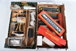 A QUANTITY OF ASSORTED MODEL RAILWAY SPARE PARTS AND ACCESSORIES,