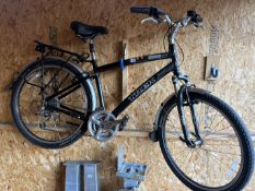 A TREK NAVIGATOR 3.0 BICYCLE, with an 18'' frame and 24 gears, condition report: appears in