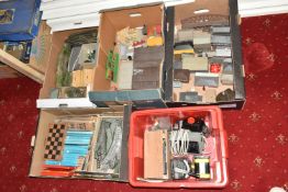 A QUANTITY OF UNBOXED ASSORTED OO/HO GAUGE MODEL RAILWAY BUILDINGS, ACCESSORIES, TRACK AND