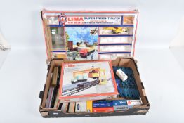 A QUANTITY OF UNBOXED ASSORTED HORNBY OO GAUGE FREIGHTLINER CONTAINER FLAT WAGONS AND CONTAINERS,