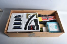 A QUANTITY OF BOXED AND UNBOXED OO GAUGE MODEL RAILWAY ITEMS, to include part boxed Hornby Rural