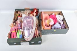 A COLLECTION OF UNBOXED AND ASSORTED MODERN DOLLS, CLOTHING AND ACCESSORIES, to include Sindy