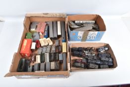 A QUANTITY OF UNBOXED ASSORTED OO/HO GAUGE MODEL RAILWAY ITEMS, to include Marklin HO gauge CM800