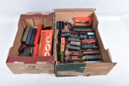 A QUANTITY OF UNBOXED ASSORTED OO GAUGE FREIGHT ROLLING STOCK, to include a quantity of Post