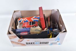 AN ASSORTMENT OF BOXED AND LOOSE DIECAST MODEL VEHICLES, to include a Cameo Collectables 'The