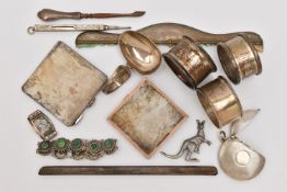 AN ASSORTMENT OF SILVER ITEMS, to include a square engine turned pattern compact with rose metal