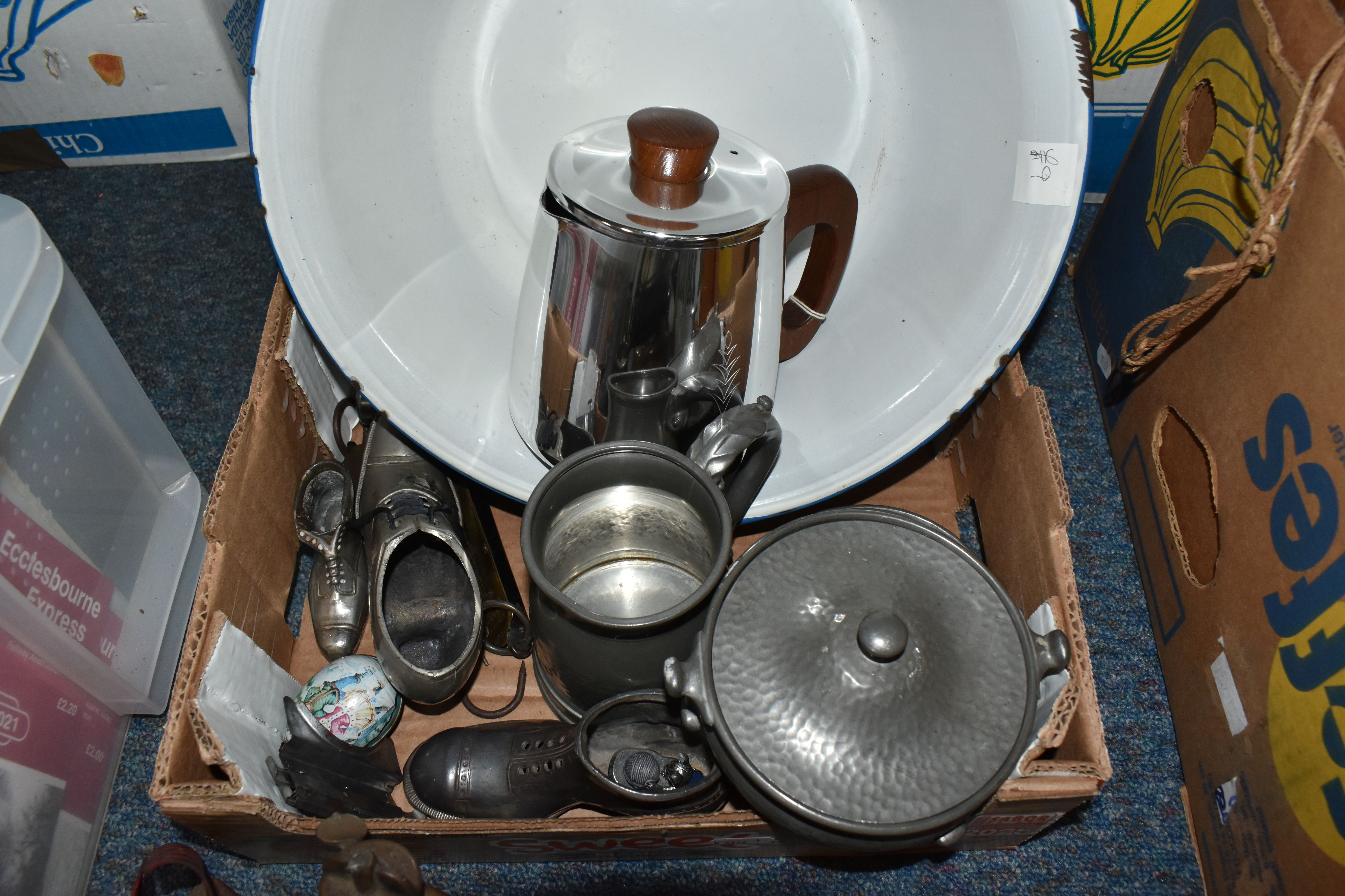 THREE BOXES AND LOOSE METALWARE, PICTURES AND SUNDRY ITEMS, to include brass and copper wares, - Image 5 of 6