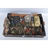 A QUANTITY UNBOXED ASSORTED PLASTIC SOLDIER FIGURES AND VEHICLES, majority of figures around 1/32