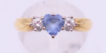 An 18 ct gold heart ring. Ring size N.