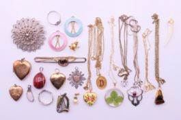 A quantity of miscellaneous jewellery, to include a 9 ct gold heart locket,