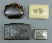 Two snuff boxes and two purses. The largest 8.5 cm wide.