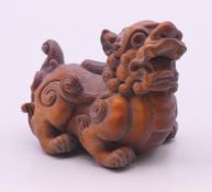 A carving of a dog-of-fo. 4.5 cm high.