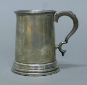 A small silver tankard. 8 cm high. 108.6 grammes.