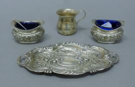 A small silver dish, two silver salts and a small silver cup. The former 17 cm long. 148.3 grammes.