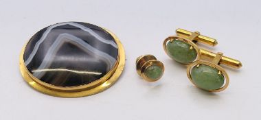 A 9 ct gold and agate brooch, a pair of 14 K gold cufflinks and a 14 K gold shirt stud. Brooch 4.