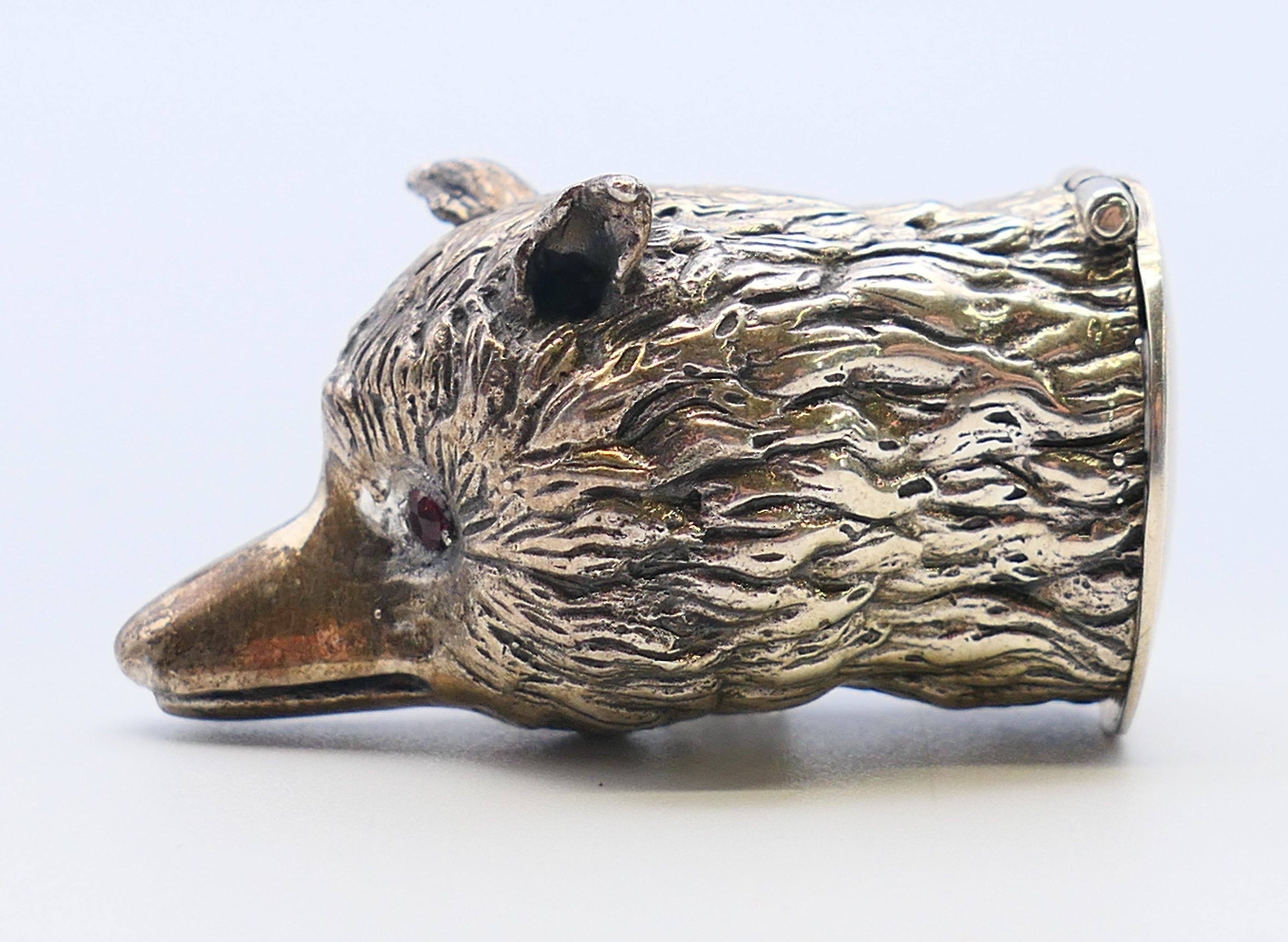 A 925 silver fox mask snuff box. 5 cm long.
