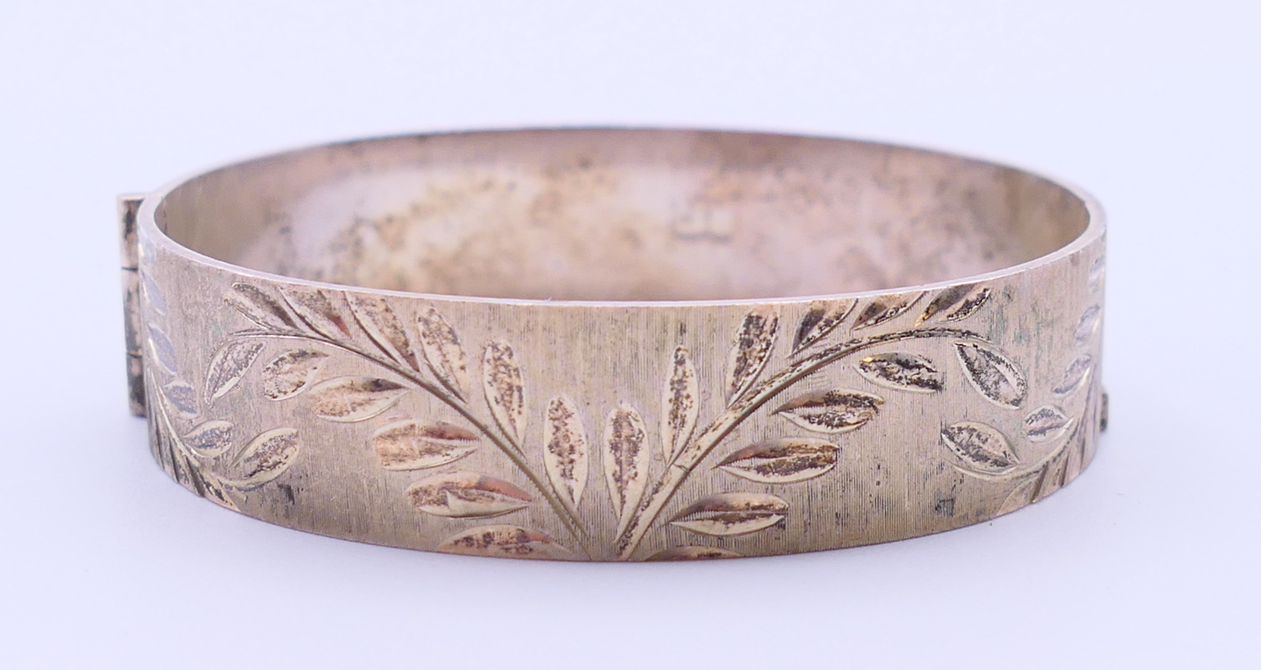 Two silver engraved bangle-form bracelets. Each 5.5 cm inner width. 53.3 grammes. - Image 7 of 9