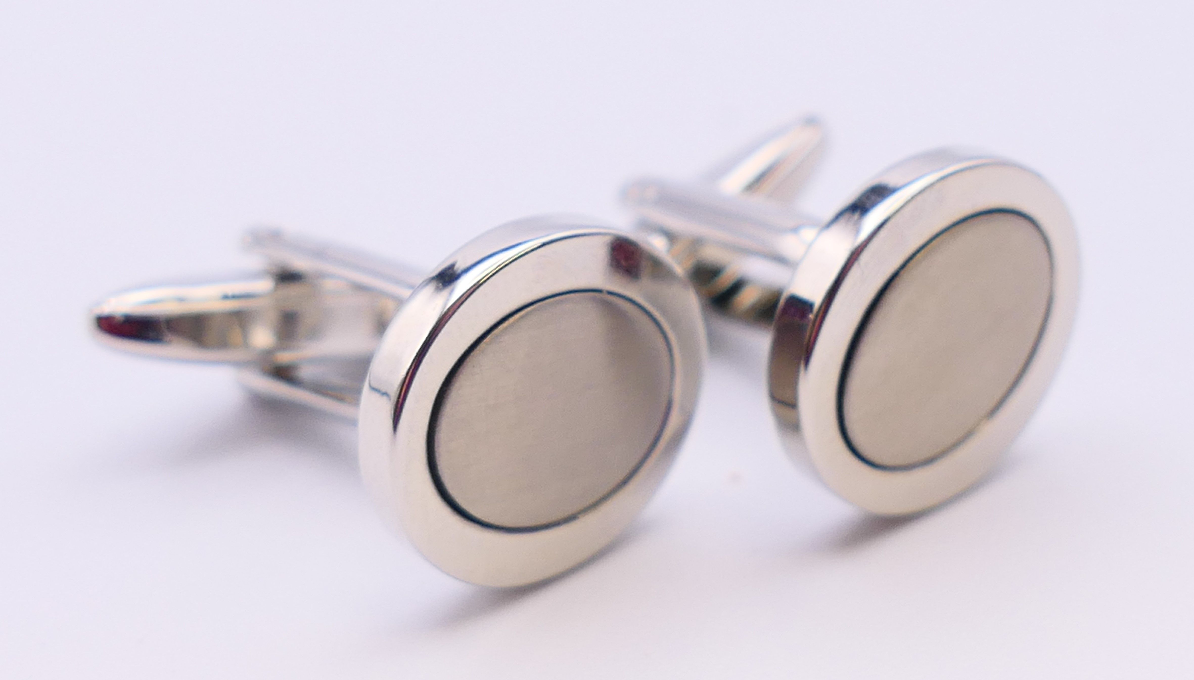 A boxed pair of Lindenmann cufflinks. Each 1.5 cm wide.