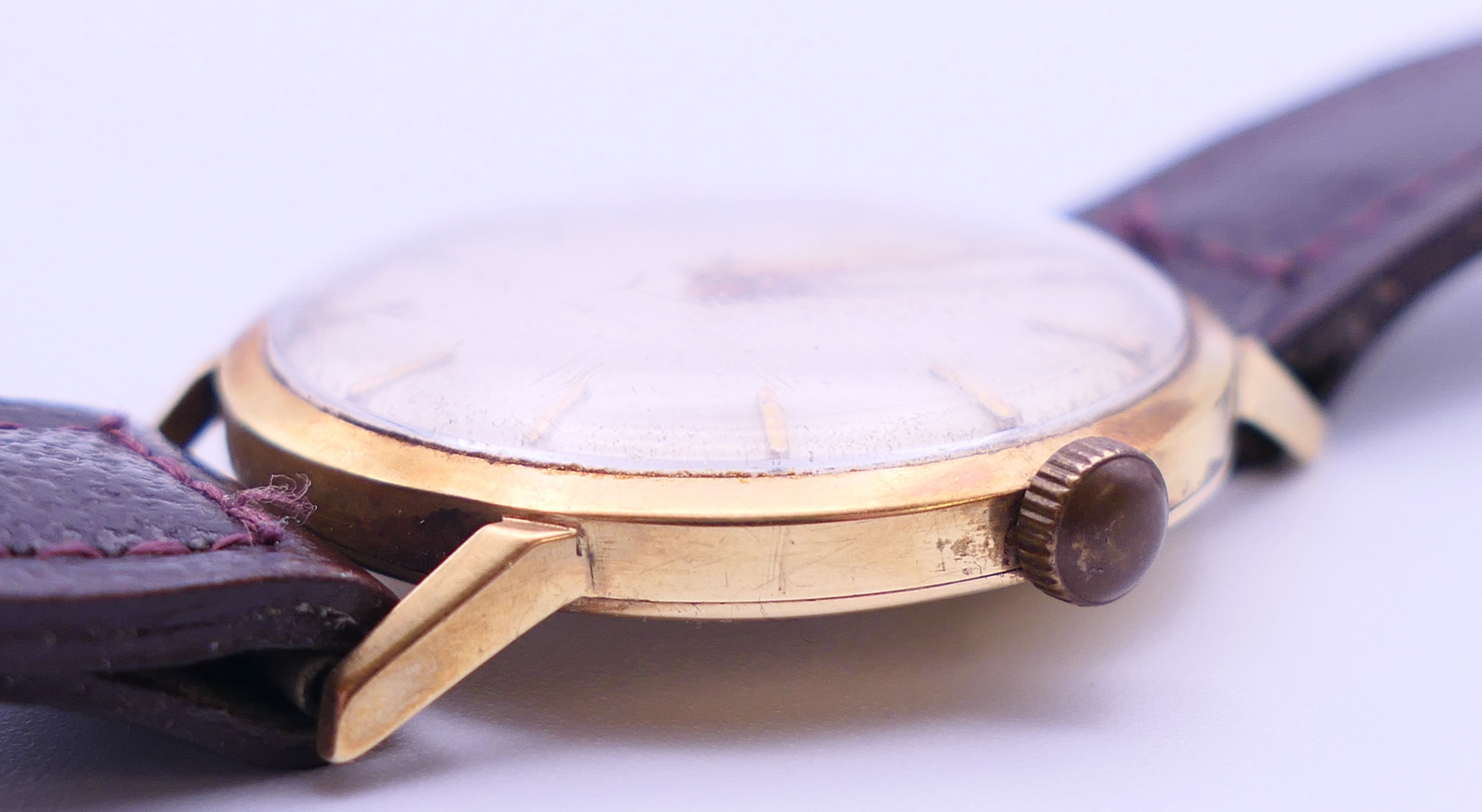 A 9 ct gold Tissot gentlemen's wristwatch. 3.5 cm wide. 30.8 grammes total weight. - Image 4 of 7