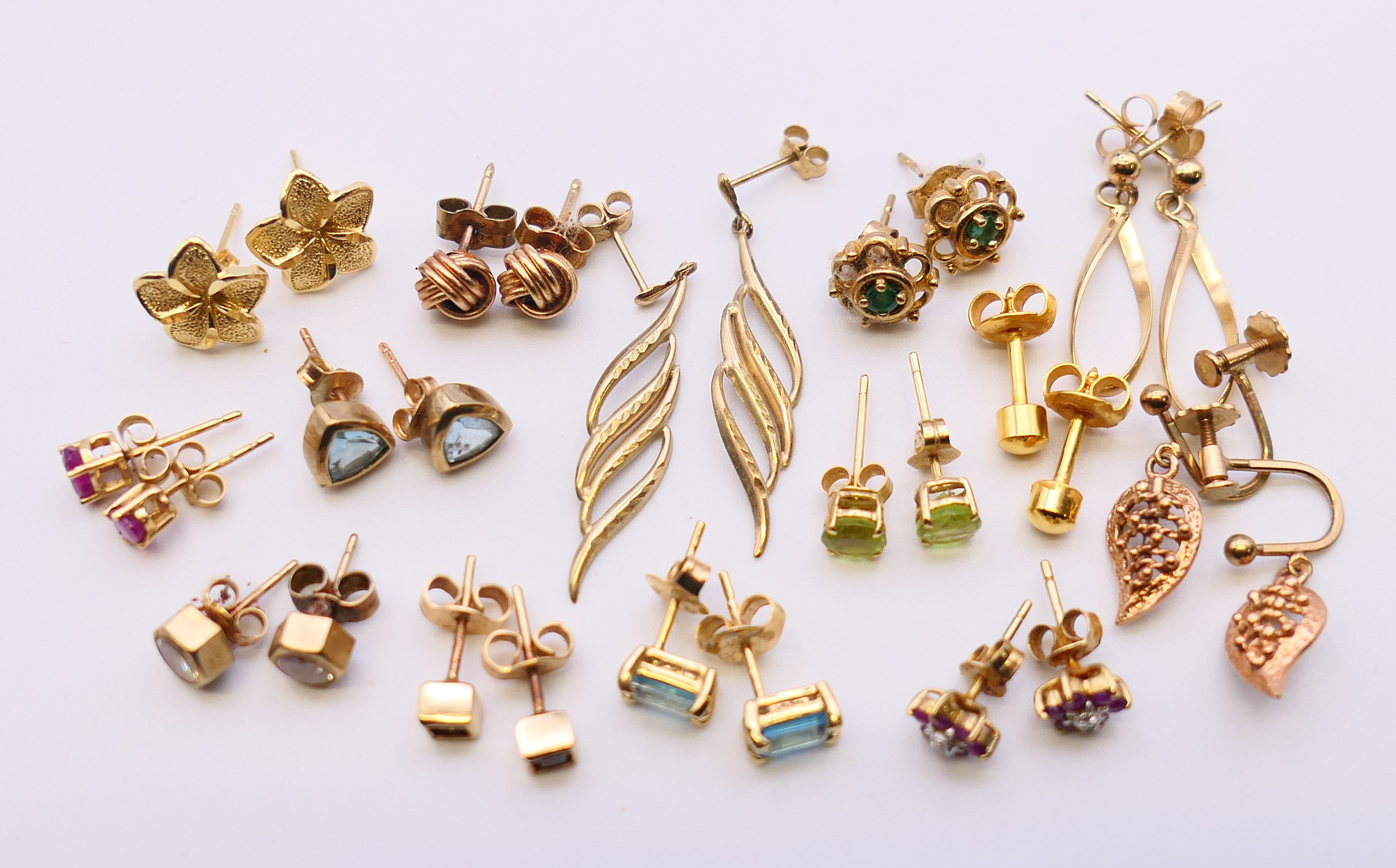 A quantity of various gold and other earrings. The coral pair 8 mm high. 34.6 grammes total weight. - Image 5 of 5