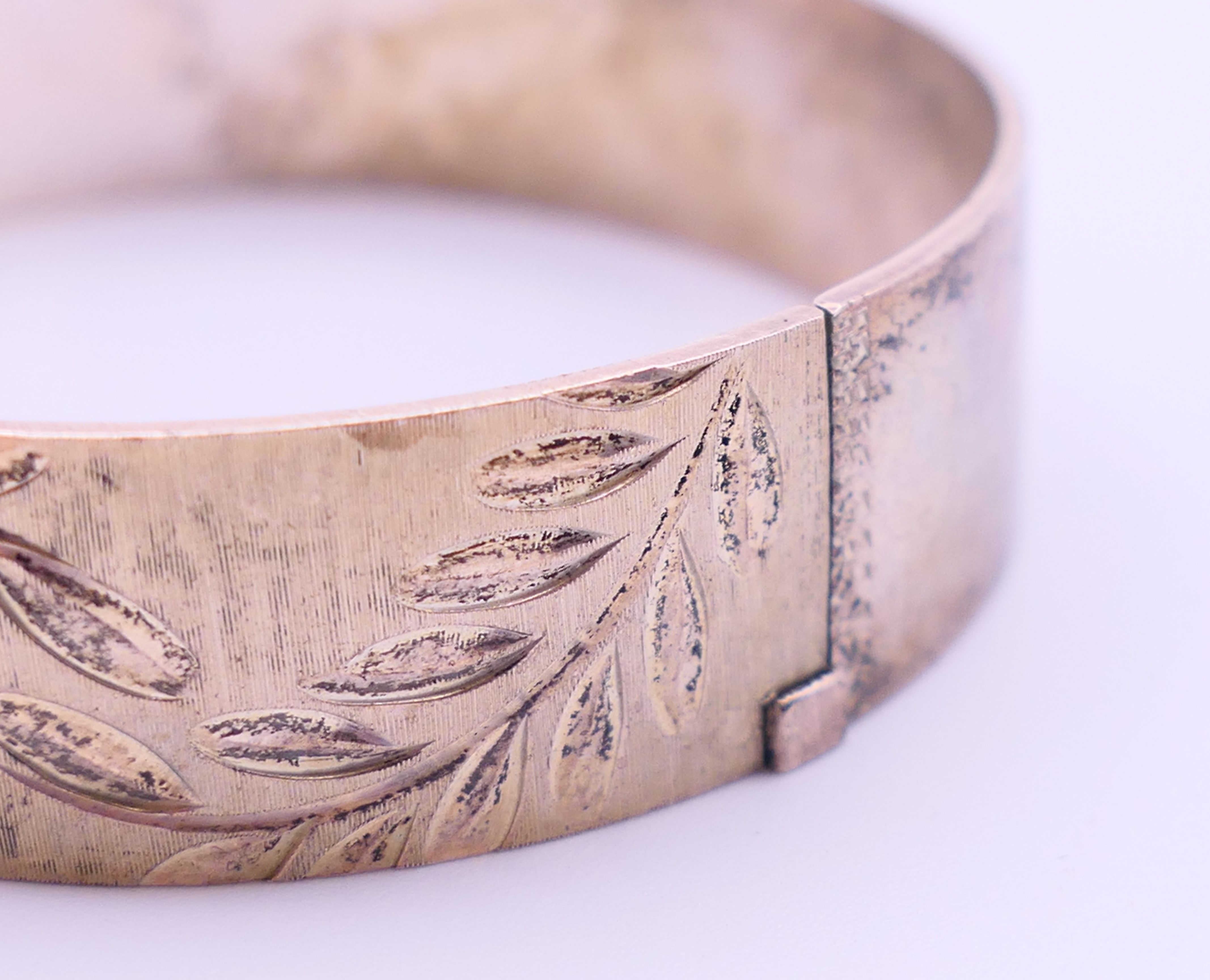 Two silver engraved bangle-form bracelets. Each 5.5 cm inner width. 53.3 grammes. - Image 8 of 9