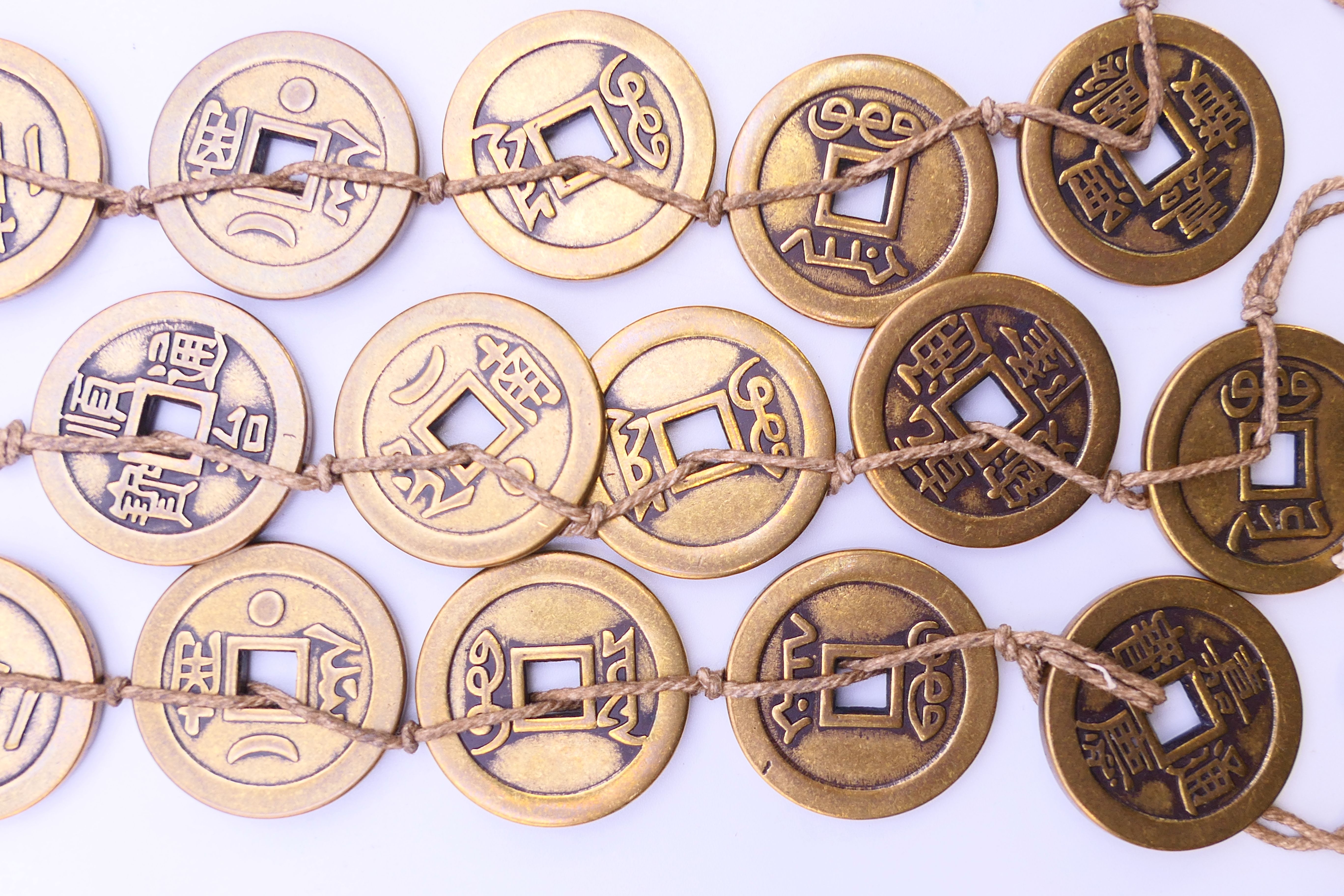A quantity of Chinese coins. Each 3 cm diameter. - Image 2 of 3