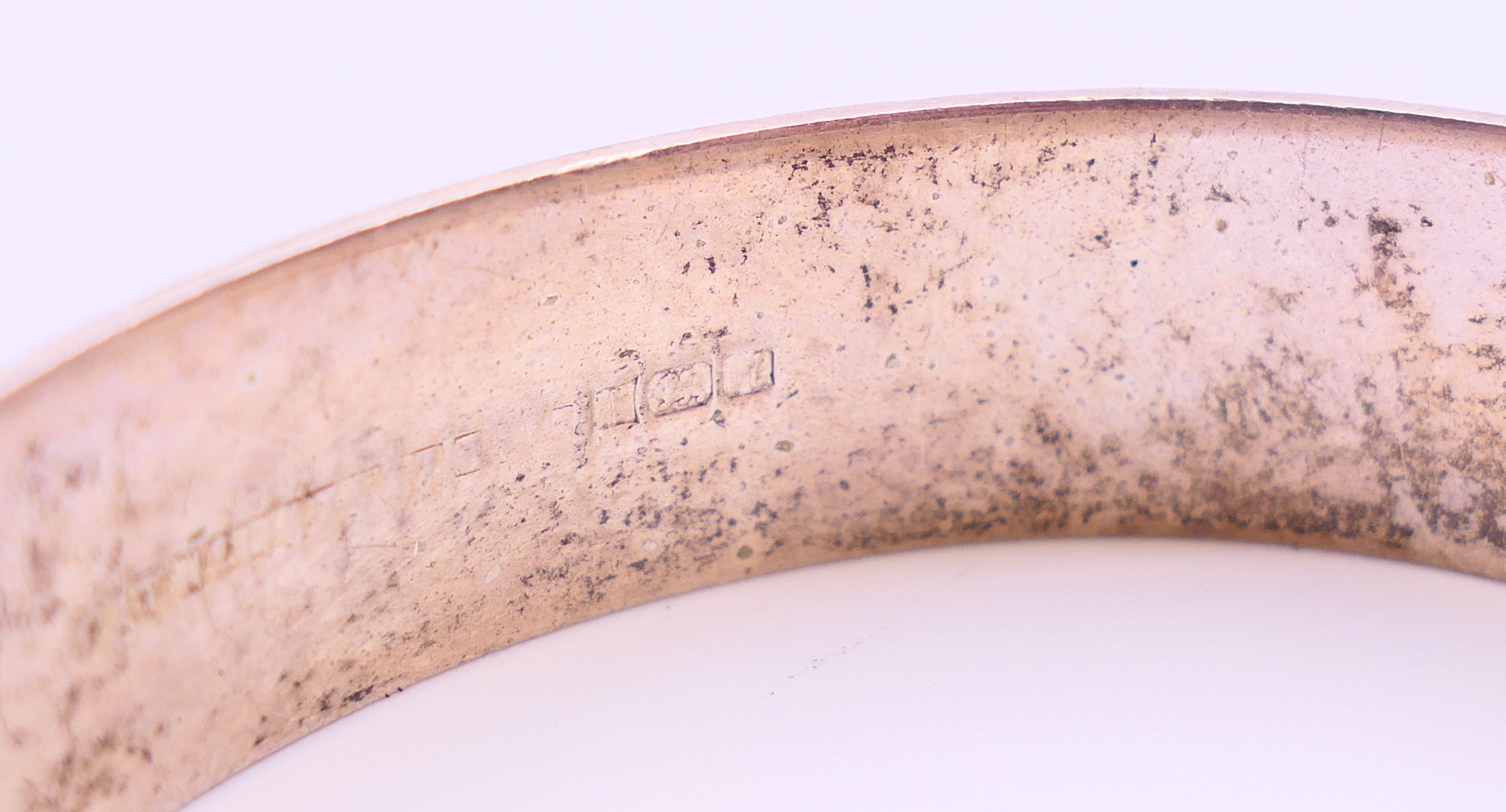 Two silver engraved bangle-form bracelets. Each 5.5 cm inner width. 53.3 grammes. - Image 9 of 9