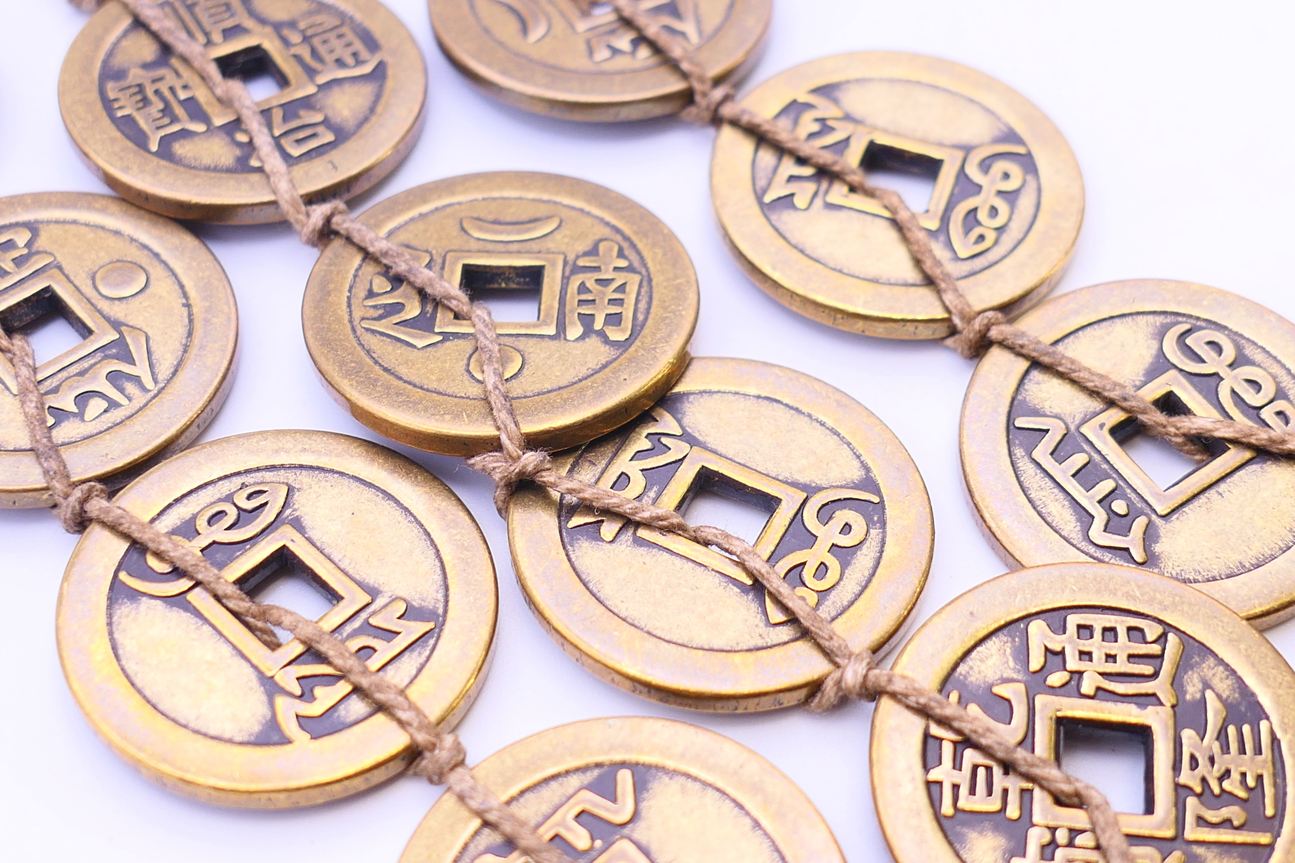 A quantity of Chinese coins. Each 3 cm diameter. - Image 3 of 3