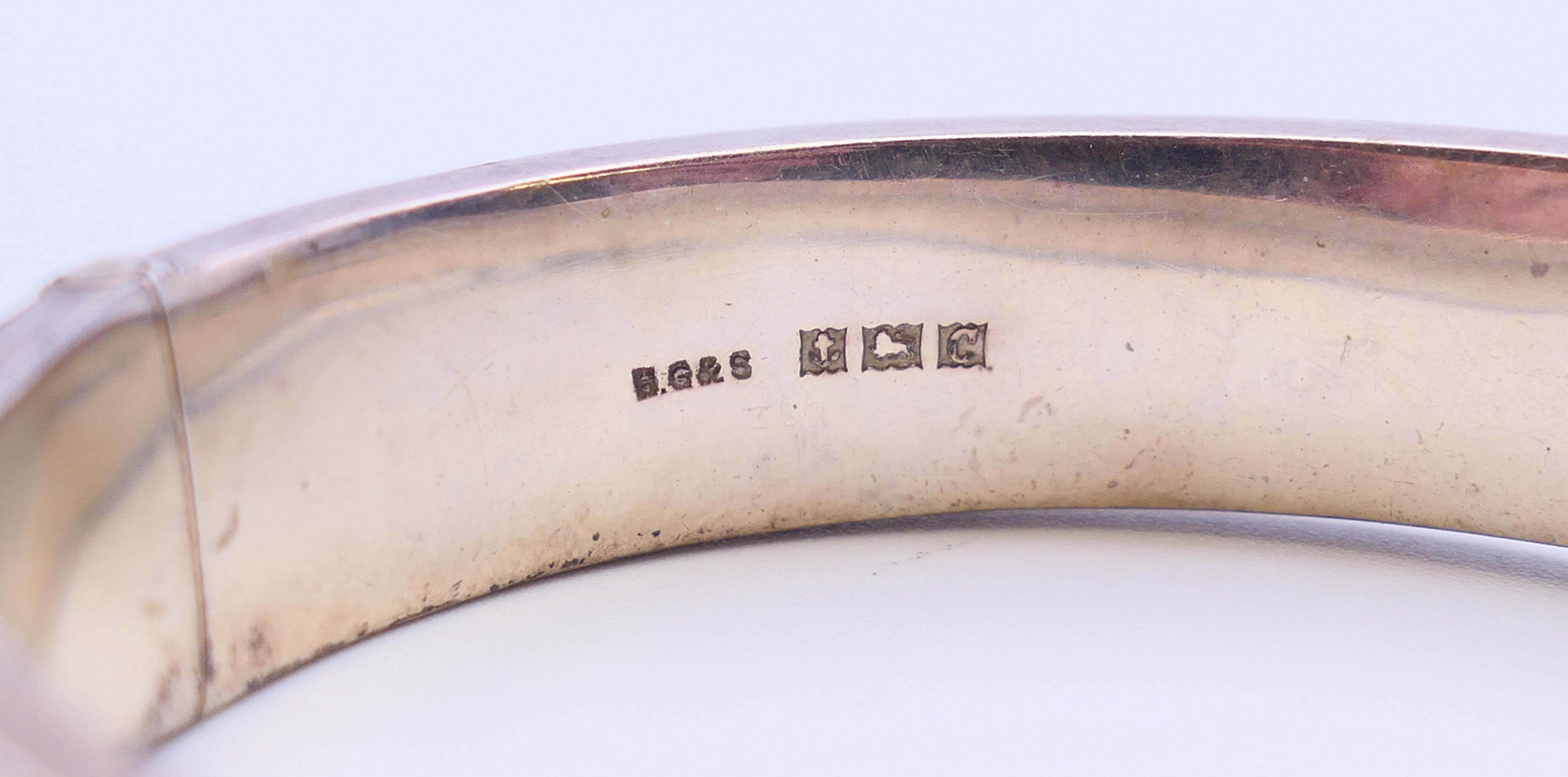 Two silver engraved bangle-form bracelets. Each 5.5 cm inner width. 53.3 grammes. - Image 5 of 9