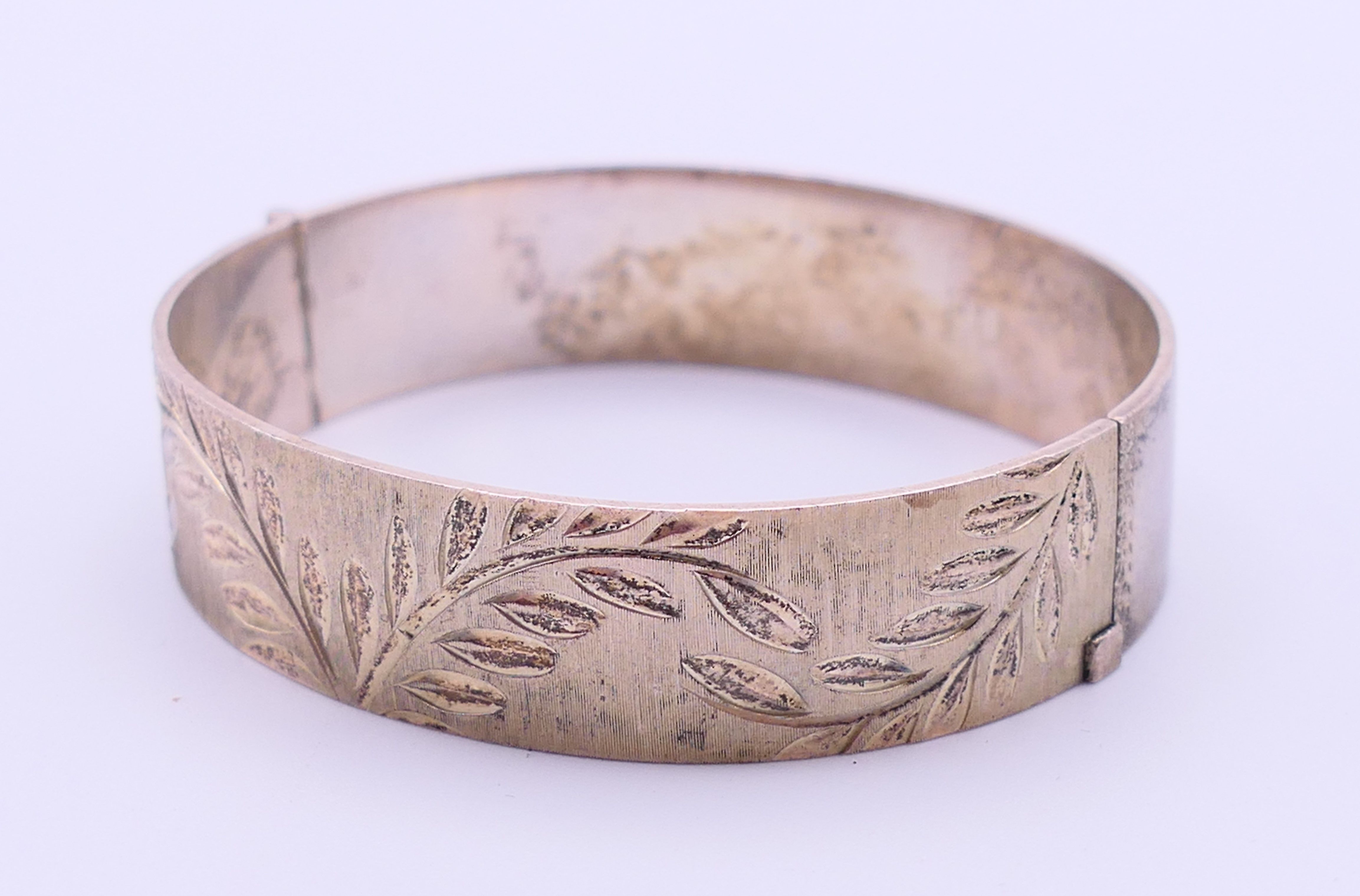 Two silver engraved bangle-form bracelets. Each 5.5 cm inner width. 53.3 grammes. - Image 6 of 9