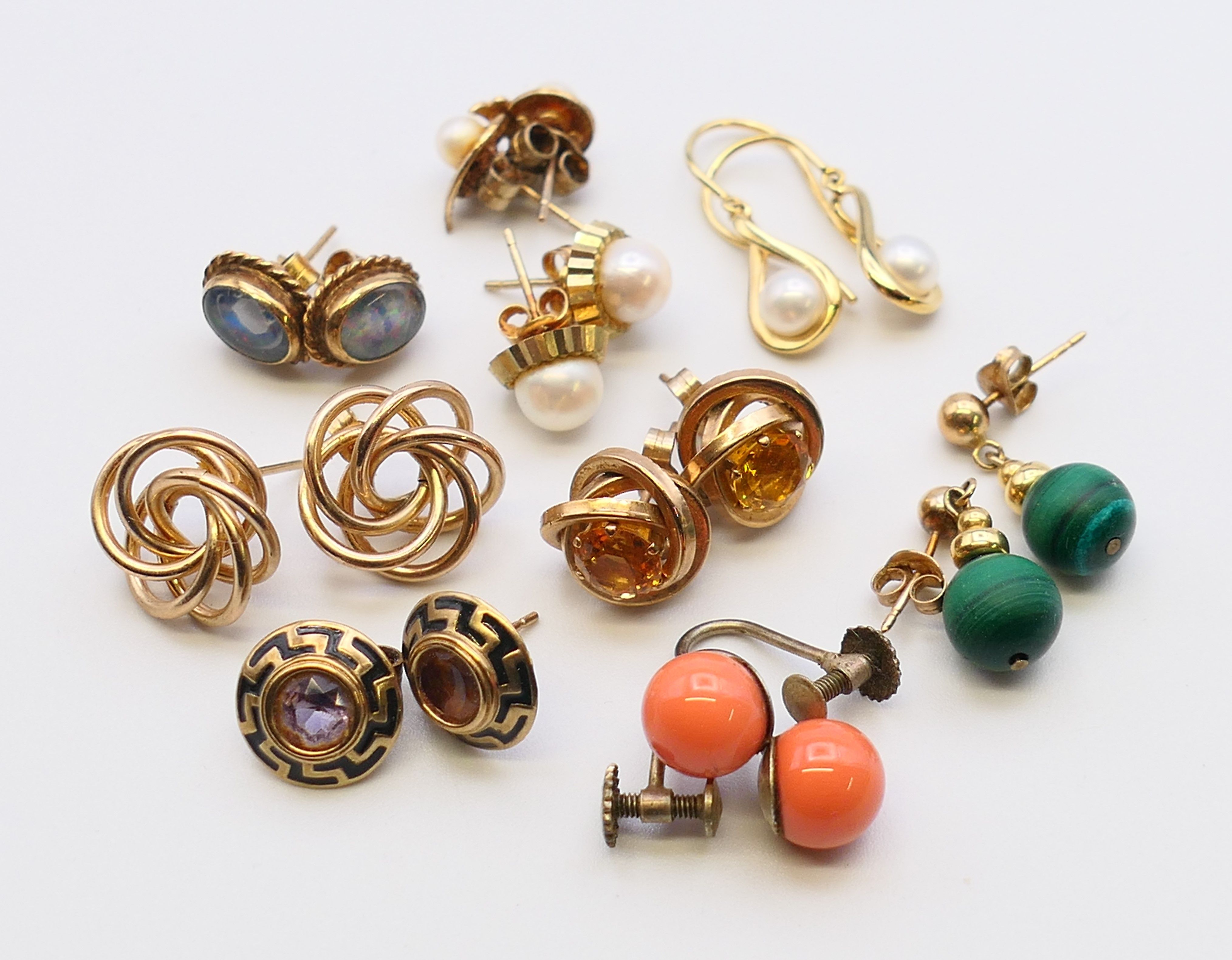 A quantity of various gold and other earrings. The coral pair 8 mm high. 34.6 grammes total weight. - Image 4 of 5