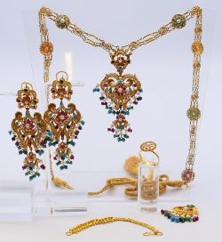 An Indian 22 ct gold gem-set wedding jewellery set comprising a pendant necklace,