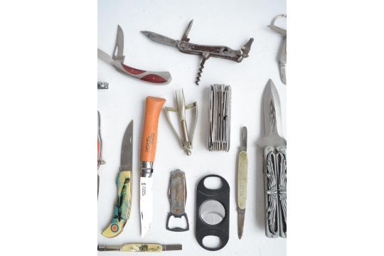 Collection of pocket knives, multi-tools, cigar cutter, bottle opener, a sharpening stone etc. (22) - Image 3 of 7