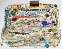 A collection of jewellery including silver locket, 9ct gold ring (damaged,1.1g), amber brooch,