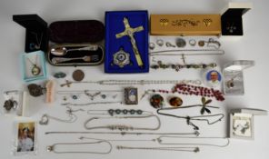 A collection of jewellery including two 9ct white gold chains, pendant and earrings (3g), silver '