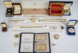 A collection of jewellery including 9ct gold ring set with an agate cabochon (6.7g), silver snake