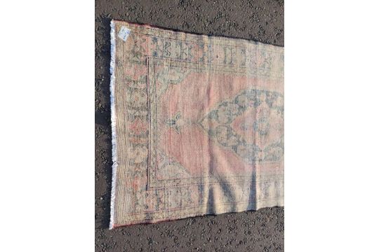 WASHED RED GROUND AND WOVEN PERSIAN VILLAGE RUG WITH CENTRAL MEDALLION DESIGN 205CM X 125CM - Image 6 of 8