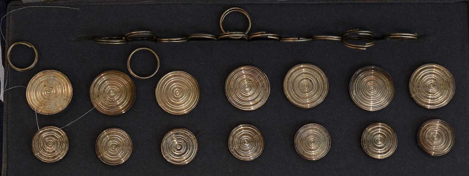 A Collection of Assorted Cased Sets of Buttons, comprising fourteen circular buttons with a - Image 3 of 6