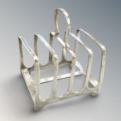 A silver five bar toast rack, length 7.5 cm. CONDITION REPORT: 85g.